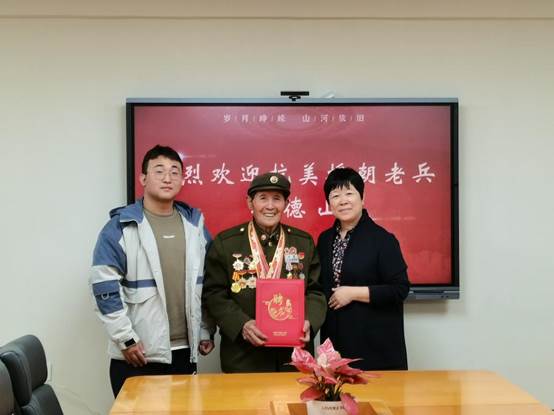 一群男人和女人站在桌子上中度可信度描述已自动生成